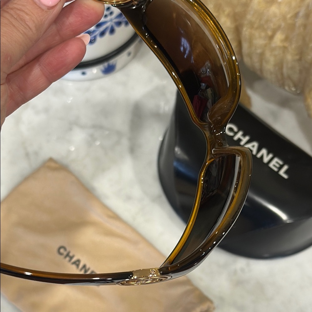 CHANEL Black Sunglasses with Elegant Oversized Frames - Picture 9 of 12